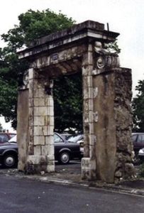 Portail de l'hôpital protestant fondé en 1765. La Rochelle (17)