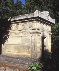 Tombe plus élaborée