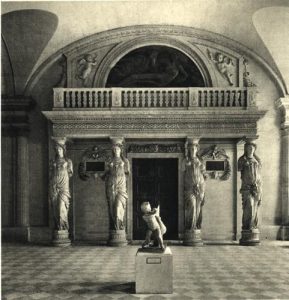 Paris, salle des Cariatides du Louvre, sculptures de Jean Goujon