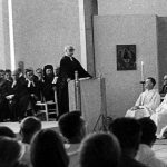 Le pasteur Boegner prêchant dans l’église de Taizé