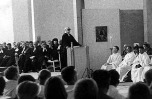 Le pasteur Boegner prêchant dans l'église de Taizé