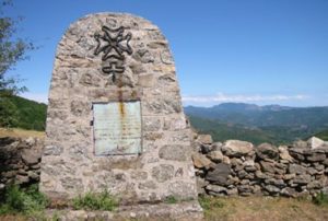 Stèle au col de Mouzoulès