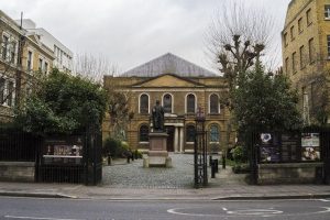 Portes d'entrée de la Chapelle Wesley à Londres (City Road Chapel)