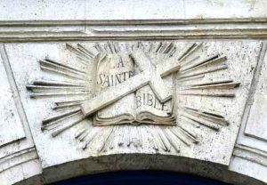 Bible rayonnante - Détail de la façade de la chapelle du cimetière protestant de Bordeaux (2015)